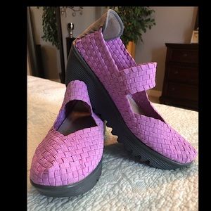 Bernie Mev Lulia lavender wedges sz 39